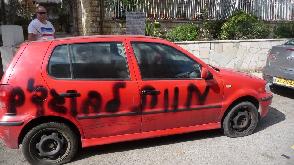 Car reads: "death to the traitors" / Copyright - http://bikyamasr.com